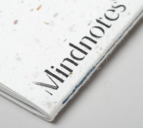 MN41-seeds Mindnotes® cosida en una tapa de papel con semillas